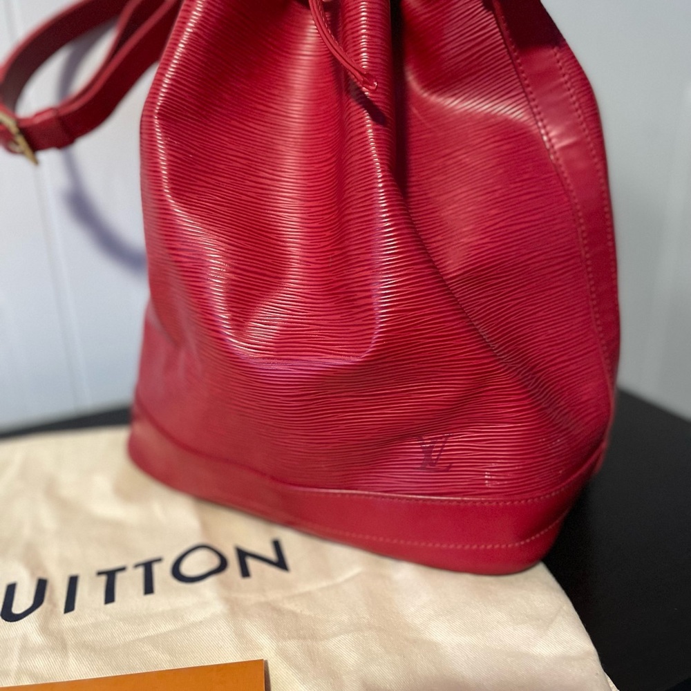 ): Epi Leather
Length: 10.00
Height: 15.00
Depth: 7.60